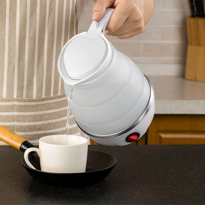 Bouilloire pliable blanche coule eau chaude tasse
