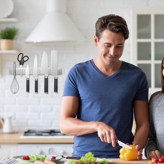 Porte couteaux cuisine homme coupe légumes