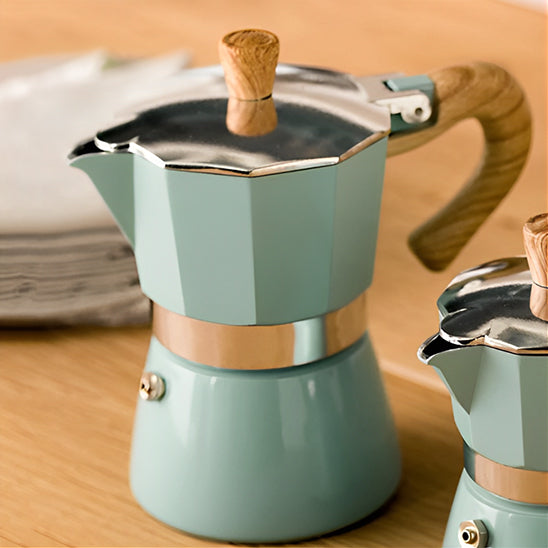 cafetiere italienne moka bleu poigne bois comptoir