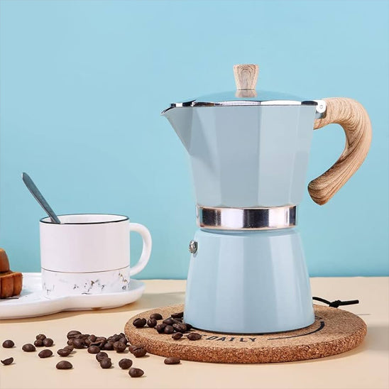 cafetiere italienne moka bleu poigne bois table